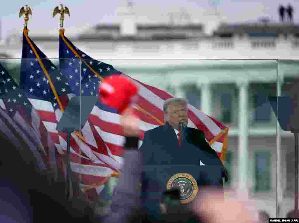 Президент Дональд Трамп выступает перед собравшимися. "Мы никогда не отступим, – заявил он. – Мы не дадим украсть ваши голоса".
