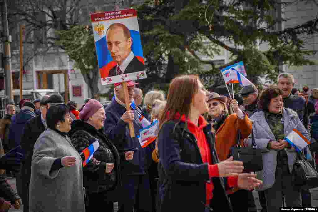 Митинг в честь пятилетия присоединения Крыма прошел перед зданием Госсовета республики, там же, где 26 февраля 2014 года тысячи крымско-татарских и украинских активистов выступили против принятия так называемых "сепаратистских" законов