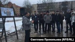 Лев Шлосберг на акции памяти Бориса Немцова в Пскове
