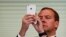 Дмитрий Медведев пользуется iPhone