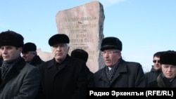 Чеченцы-аккинцы у "Камня скорби", фото из архива