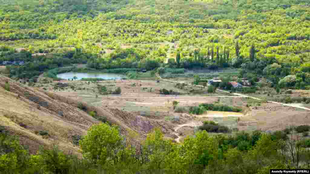 Краєвид на «Долину скіфів», де щорічно влітку проводять фестивалі-практики приїжджі та місцеві йоги. Цьогоріч заходи скасували через пандемію коронавірусу