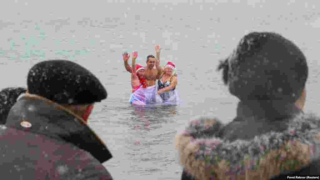 «Моржи» позируют для фото под любопытные взгляды зрителей