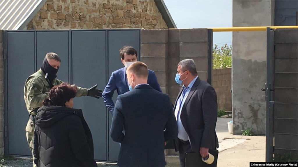 Російські силовики заборонили активісту «Кримської солідарності», Раулю Діттану, вести фото- і відеозйомку біля будинку в селі Дубки під Сімферополем