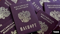 Россиялъул Крымалда бугеб Генералиб Консульствоялъ байбихьун буго хасаб къокъа «Беркуталъе» Симферополалда хехаб къагIидаялъ Россиялъул паспортал кьезе.
