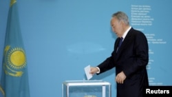 Президент Нурсултан Назарбаев на избирательном участке