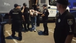 Після ходи за права ЛГБТ поліція затримала активістів з організації «Традиція і порядок» (відео) Після ходи за права ЛГБТ поліція затримала активістів з організації «Традиція і порядок» (відео)