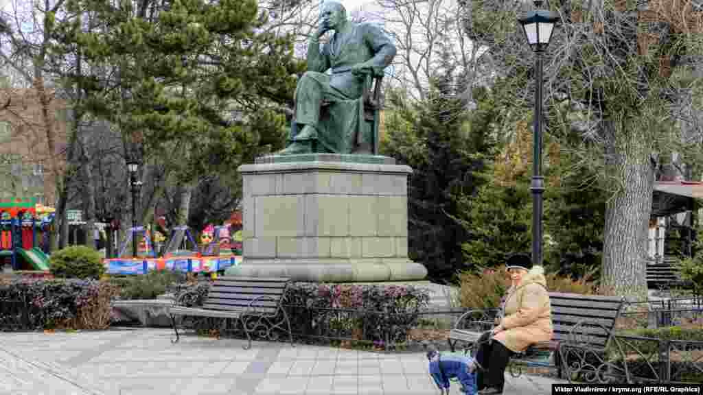 Творець пам'ятника ‒ скульптор Катерина Белашова. За останні роки фігура потьмяніла