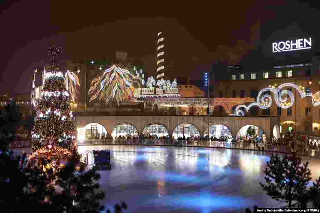 Ковзанка від ROSHEN, за площею дві тисячі квадратних метрів, зі святковою ялинкою посередині вже відкрита для відвідувачів із 30 листопада  