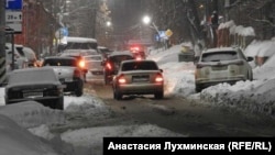 Засыпанная снегом улица Саратова, конец декабря 2018
