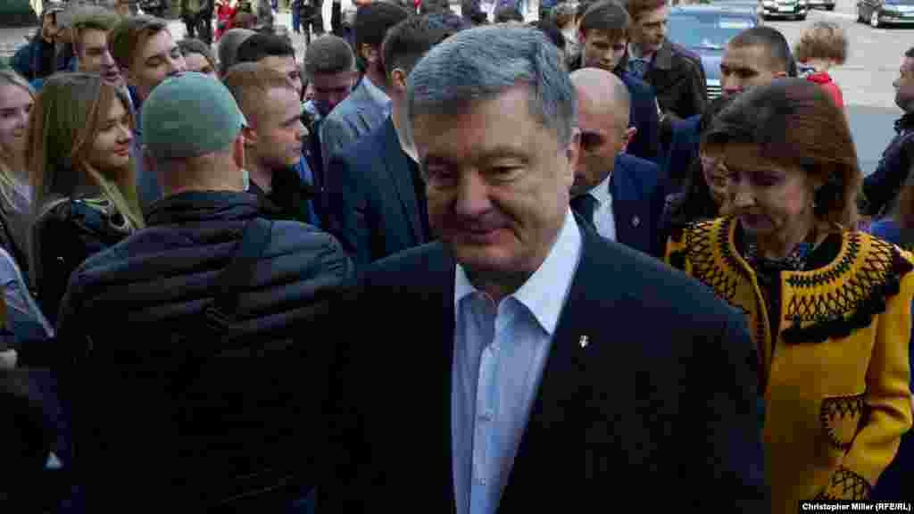 Действующий президент Украины Петр Порошенко с женой Мариной дает комментарий корреспонденту Радіо Свобода после приезда  на избирательный участок