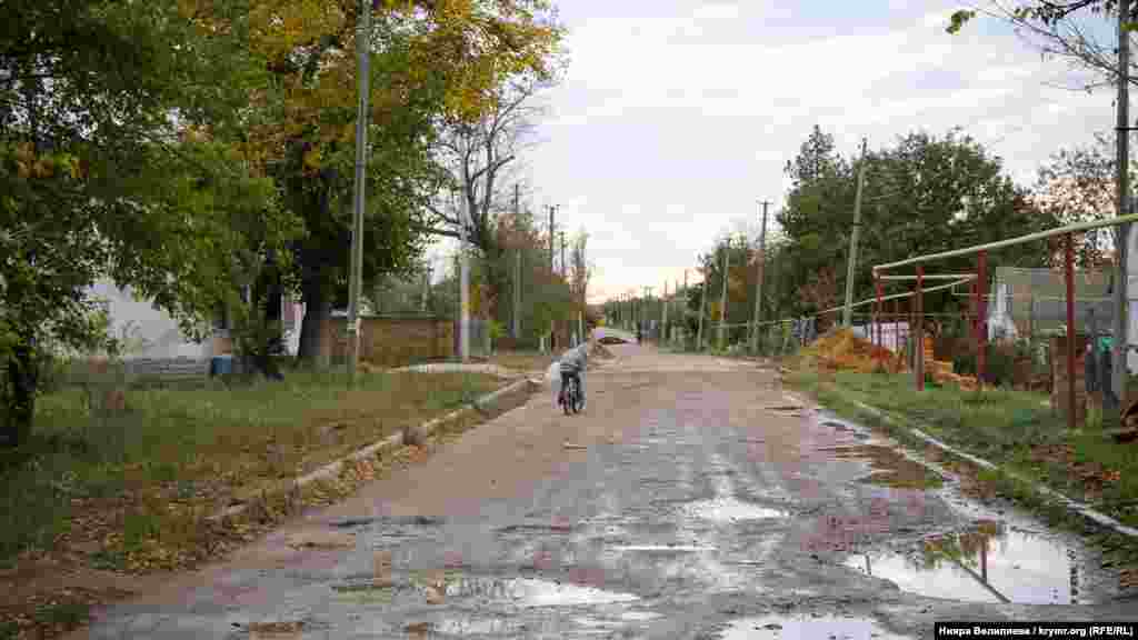 «Нельзя сказать, что сейчас село сильно развивается. Люди живут. Есть те, кто поддерживает так называемого «брата», есть те, кто ждет Украину. Есть люди, которые выходят на акции протеста, на суды, они – под прицелом ФСБ. Если максимально отстраниться от политики, то люди не попадают в поле зрения российских спецслужб. В целом, жизнь какой была, такой и осталась», – заключает крымская журналистка
