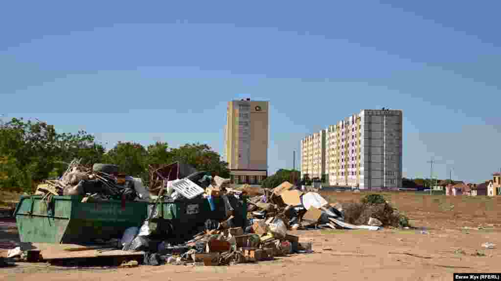 Сміттєві «нетрі» поруч із недавно зведеними будинками на вулиці Горпищенка
