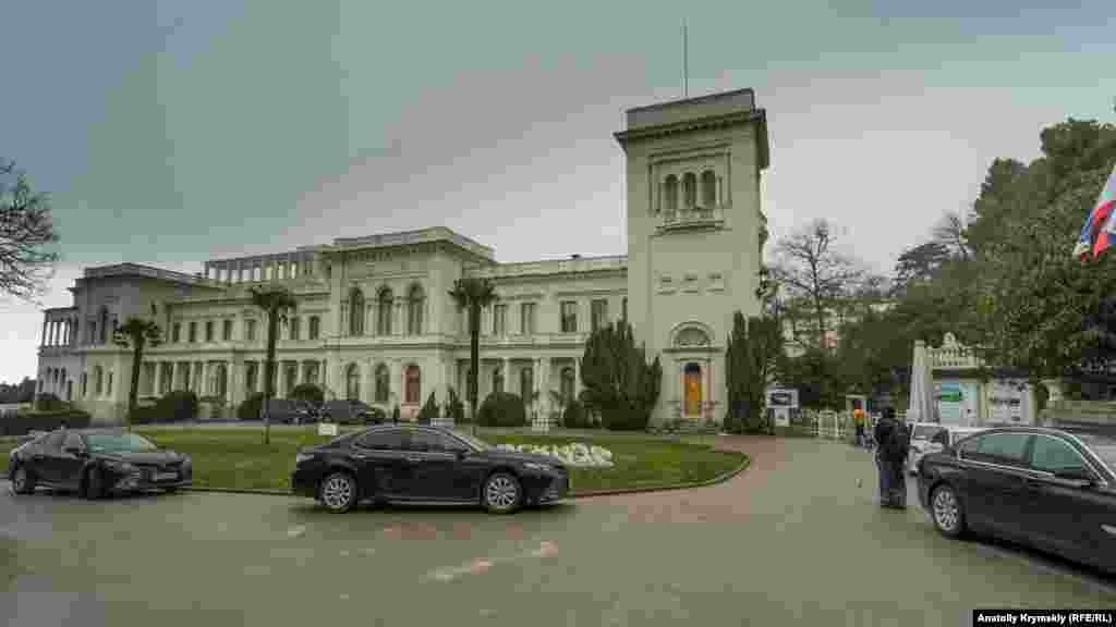 Палац закритий для відвідування. Там під егідою російської Ради Федерації триває міжнародна конференція, присвячена 75-річчю Ялтинської конференції 1945 року «Ялта-1945: уроки історії»