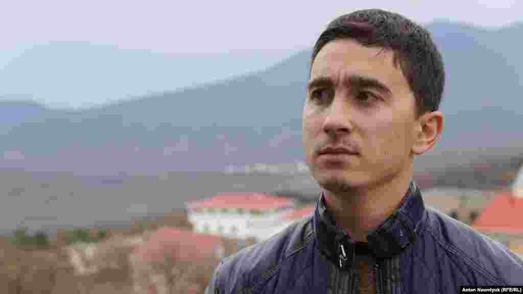 «Подивіться, скільки людей сьогодні зібралося. Це говорить про те, як наш народ реагує на тиск, якому піддається. Ми молимося про звільнення наших в'язнів, припинення тиску на кримських мусульман, на кримських татар. Але в Корані сказано: «За тягарем іде легкість». Ми дочекаємося цього», – розповів координатор організації «Кримська Солідарність» Дилявер Меметов