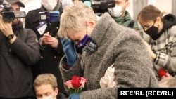 Возложение цветов на место гибели жителей Петербурга во время теракта в метро