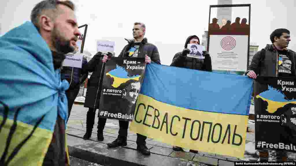 ФСБ России задержала Владимира Балуха 8 декабря 2016 года. Сотрудники ФСБ утверждали, что нашли на чердаке его дома 90 патронов и несколько тротиловых шашек. Защита Балуха и правозащитники утверждают, что он стал жертвой репрессий за свою проукраинскую позицию – из-за флага Украины, который находился во дворе его дома