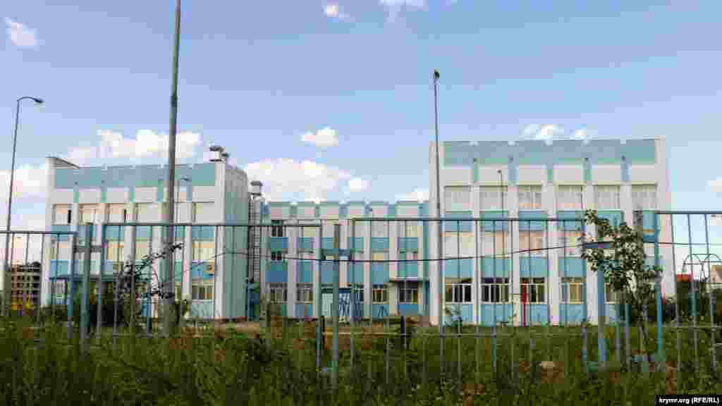 Образовательное учреждение начали строить еще в начале 1990-х. Работы затянулись на 20 лет. В народе этот объект прозвали «школой четырех президентов». Перед аннексией Крыма она была готова на 40%