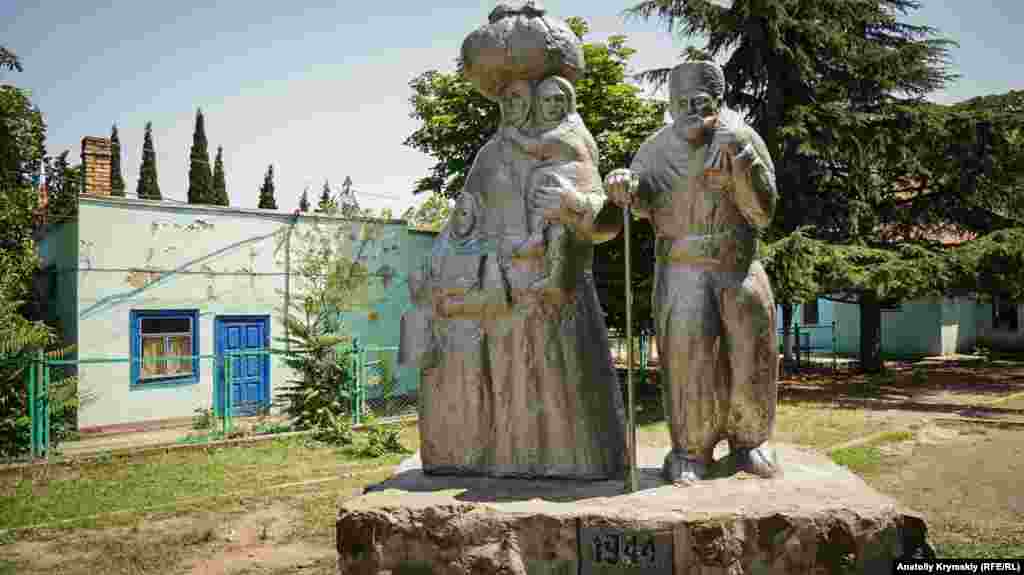 Перед сельским Домом культуры на улице Ленина установлен памятник жертвам сталинской депортации крымских татар в 1944 году  