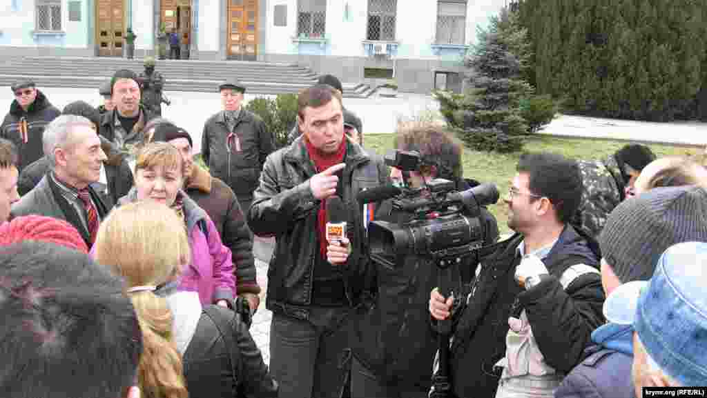 При цьому основним своїм завданням ці «активісти» вважають, як це не дивно, переконати кожного журналіста, що саме вони і є справжніми кримчанами, а їхня думка – глас народу. Тому кожен журналіст, який з'явився на площі, щоб дізнатися думку «мітингувальників», миттєво опиняється в компанії двох-трьох «кураторів», які пильно стежать за діями журналіста, буквально прилипнувши до нього.  