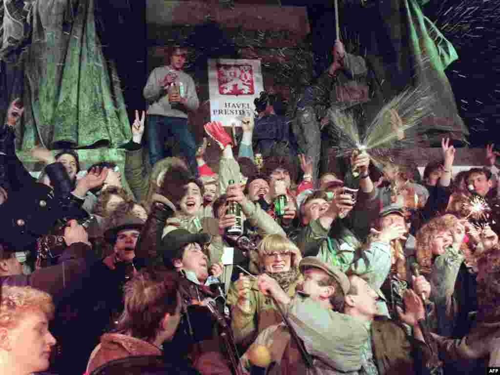 1989 соналъул 31 декабрь: Демократияб Чехословакиялда ЦIияб сон бачIин кIодо гьабулел гIадамал.  
