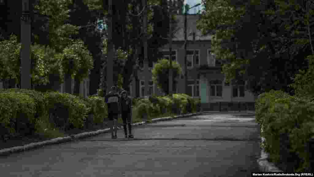Возле бахмутской трассы в Новотошковке тишина. Днем на улицах городка гуляют взрослые и дети. А еще несколько дней назад отсюда собирались эвакуировать детей  