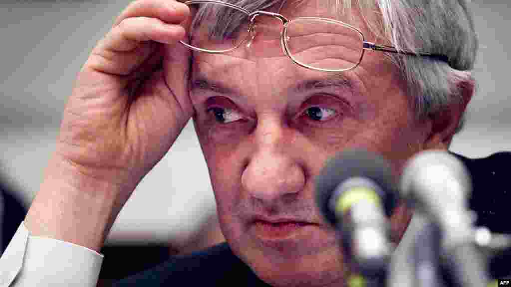 Редактор "Новой газеты" Юрий Щекочихин умер в 2003 году от загадочной болезни, которая, как многие подозревали, возникла в результате радиоактивного отравления. Он расследовал возможную причастность ФСБ к серии взрывов жилых домов в Москве и других городах в 1999 году