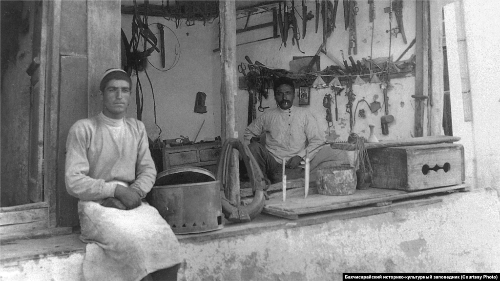 Лавка шорника. Бахчисарай, 1920-ые. Коневодство играло колоссальную роль в крымскотатарском обществе, а лошадям всегда требовалась сбруя. В период Крымского ханства «столицей» шорников был Карасубазар