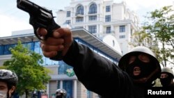 Пророссийский активист целится в сторонников киевского правительства во время столкновений на улицах Одессы 2 мая 2014 г.