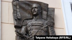Демонтированная мемориальная доска Маннергейму