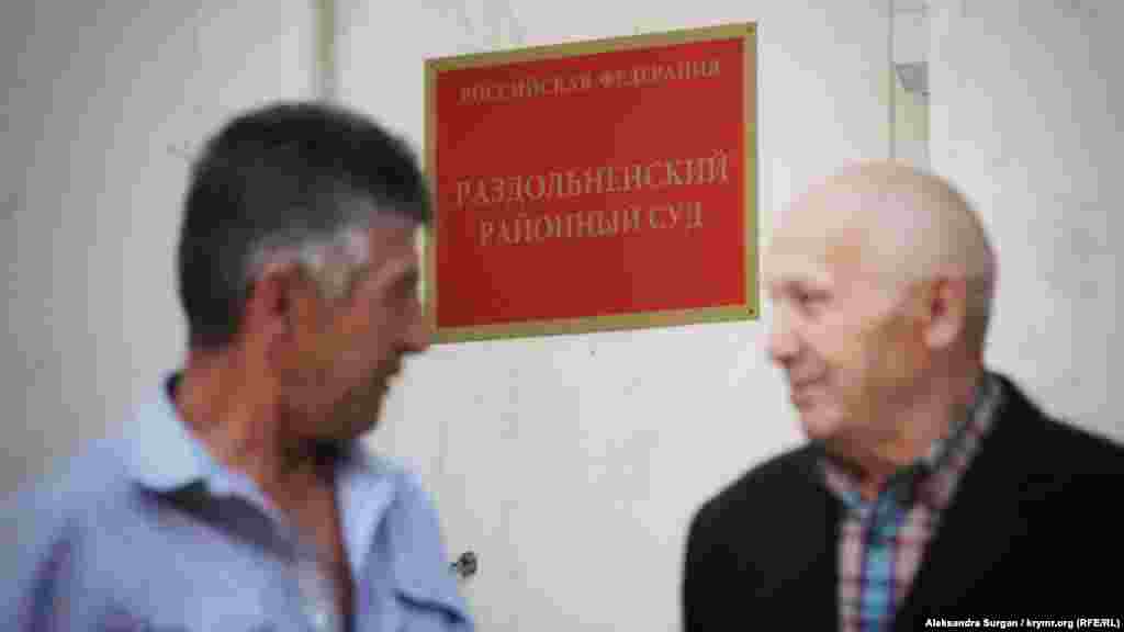  Два слушателя по «делу Балуха» на улице под зданием суда.