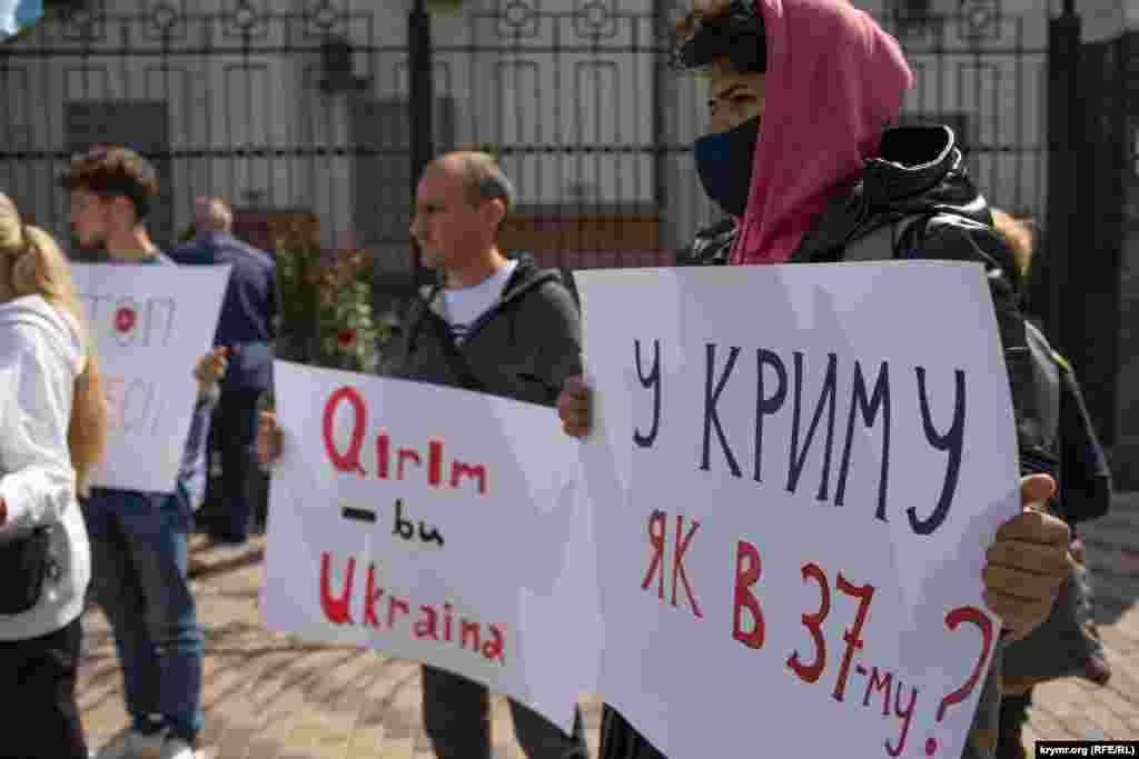 Напис на плакаті: «У Криму, як в 37-му?»