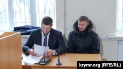 Игорь Кучерявый (справа) и его адвокат на суде в Херсоне