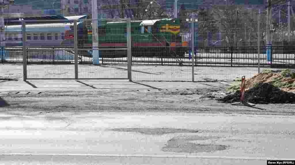 Свіжі «латки» на вулиці Героїв Севастополя. «Севастопольський автодор» взявся до ремонту з використанням струменево-ін'єкційного методу і холодних асфальтобетонних сумішей 