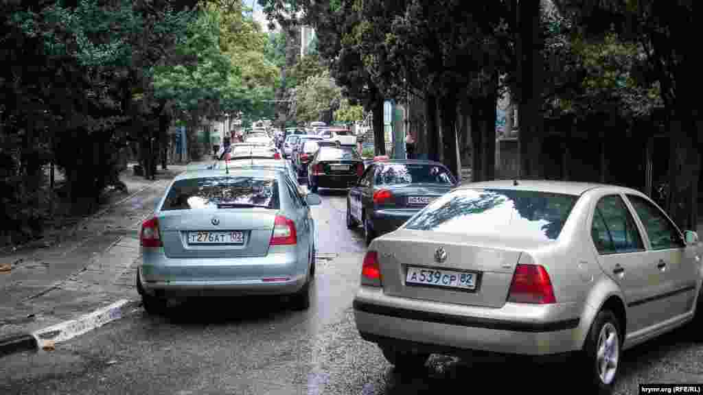 Дождь закончился – и Ялта встала в сплошной пробке. Центральные улицы заполонили колонны автомобилей. Передвигаться пешком – проще и быстрее