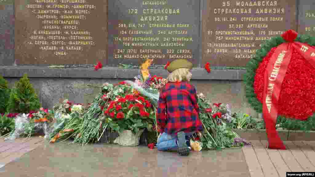 Цветы возложили и к Вечному огню у мемориальной стены в честь героической обороны Севастополя 1941-1942 годов 