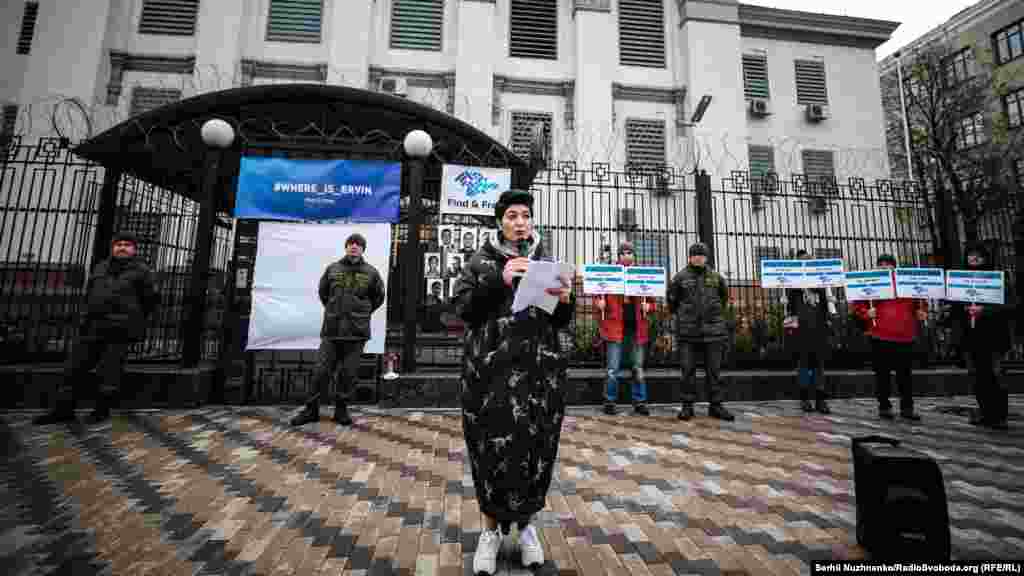Соучредитель гражданской инициативы «КрымSOS» Тамила Ташева объяснила, что «44» – это число похищенных, «15» – ненайденных, а «6» – обнаруженных мертвыми за время российской аннексии Крыма