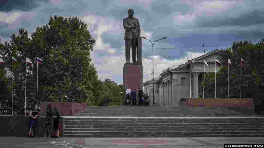 Симферополь, памятник Ленину. Бронзовая фигура возвышается над одноименной площадью в самом центре города. Памятник открывали в 1967 году – к 50-летию со дня большевистского переворота 1917 года