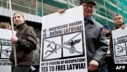 Участники акции протеста против нацизма и коммунизма. Рига, 2012 год