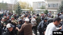 Protesters rally in Talas on April 6