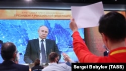 Президент России Владимир Путин во время пресс-конференции 17 декабря 2020 года
