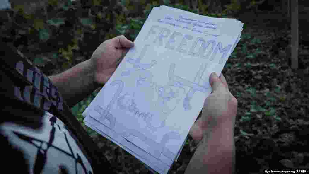 Розірвані тюремні ґрати і кайданки – одна з найбільш популярних ілюстрацій до історій про політв'язнів. Напис вгорі англійською: «Свобода»