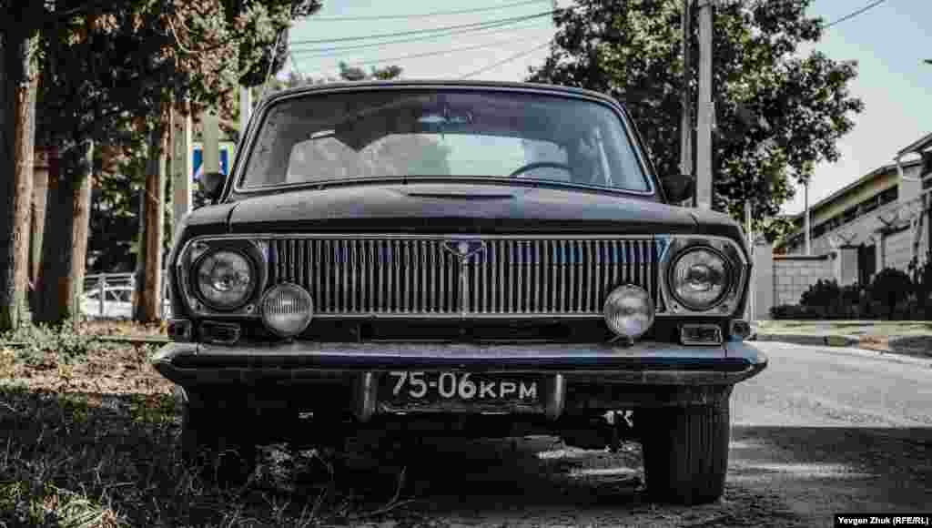 «Волга» ГАЗ-24 с советским номерным знаком на улице Севастополя. Советский автомобиль ГАЗ-24 «Волга» серийно производился на Горьковском автомобильном заводе с 1970 по 1986 год  