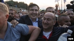 Михаил Саакашвили переходит польско-украинскую границу в сопровождении своих сторонников