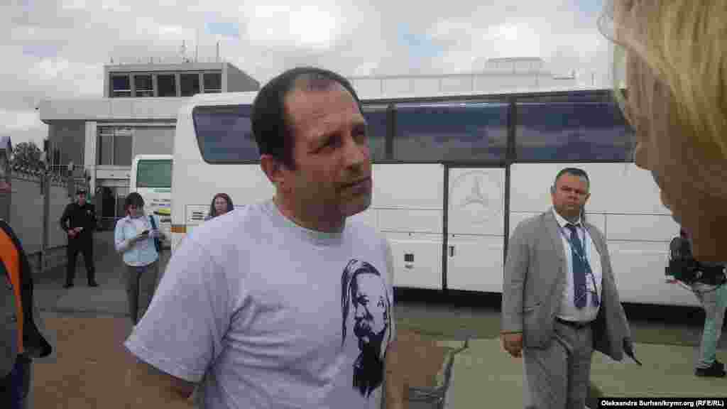Кримський активіст Володимир Балух. Правозахисний центр «Меморіал» визнав Володимира Балуха політичним в'язнем. На думку правозахисників, приводом для переслідування активіста могла стати встановлена ним на власному домі табличка «Вулиця Героїв Небесної сотні, 18»