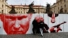 Активисты возводят символическую стену с изображением президента России Владимира Путина, тогдашнего президента Чехии Милоша Земана и лидера КНР Си Цзиньпина перед Пражским Градом во время акции протеста