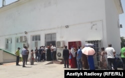 People in Ashgabat wait in line to buy food in state shops. (file photo)