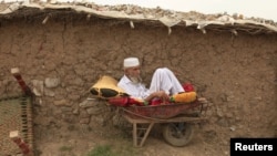 د اسلام اباد له خامو کورونو سره یو سپینږیری پښتون د کور پرېښودو په انتظار دی.