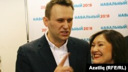 Алексей Навальный и активист Рамиля Саитова, 4 марта 2017 года