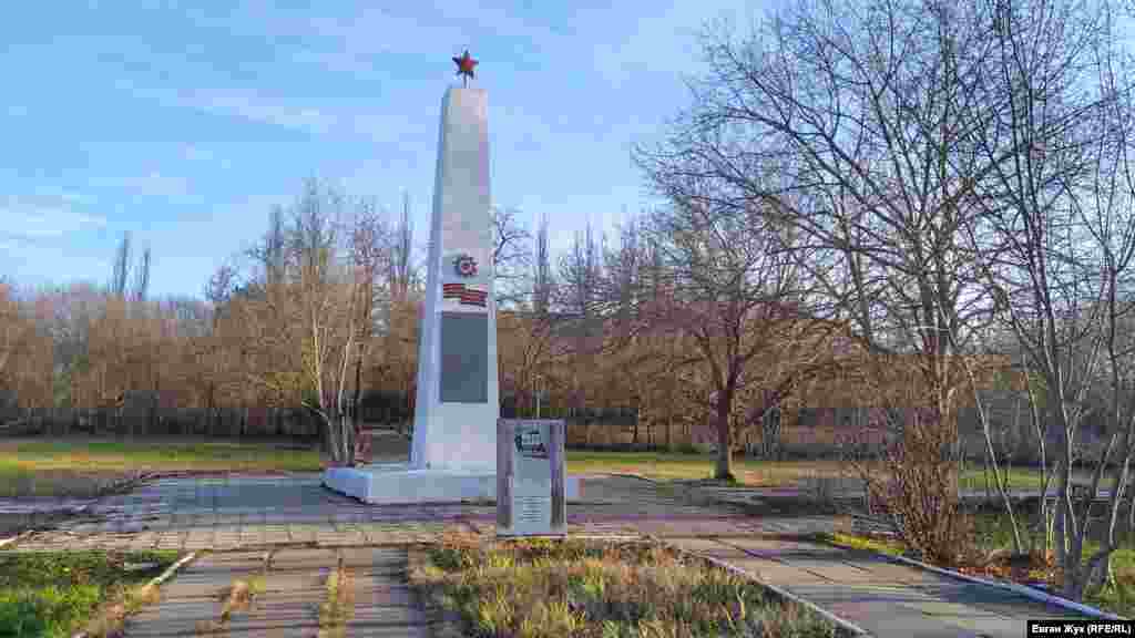 Скорбящая мать – памятный знак в честь воинов-односельчан, павших во Второй мировой войне